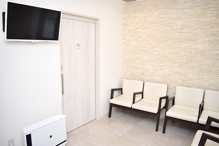 花本クリニック 奈良市 白を基調とした明るい待合室