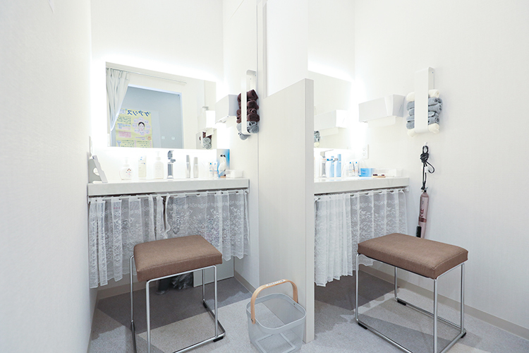 保谷駅前皮膚科 西東京市 メイク直しのためのきれいなパウダールームも備える