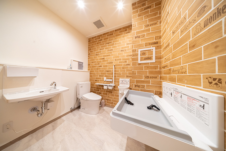 ユーカリが丘総合診療・家庭医クリニック 佐倉市 広々としたお手洗いには、おむつ交換台も完備