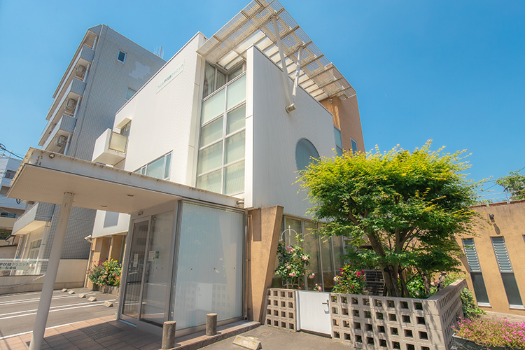 とも甲状腺クリニック 鹿児島市 敷地内駐車場を12台完備