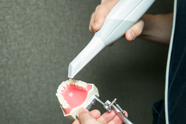 関内馬車道デンタルオフィス 横浜市中区 光により口腔内で直接歯の型採りをすることができる