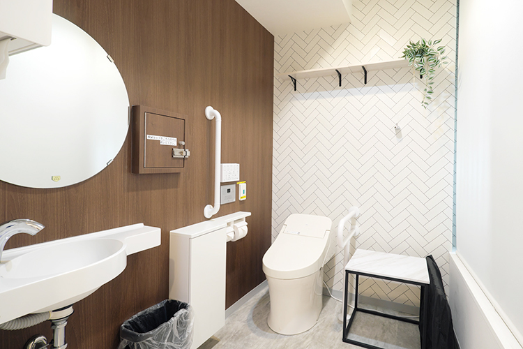 世田谷調布大友内科リウマチ科千歳烏山院 世田谷区 清潔感のある広々としたトイレ