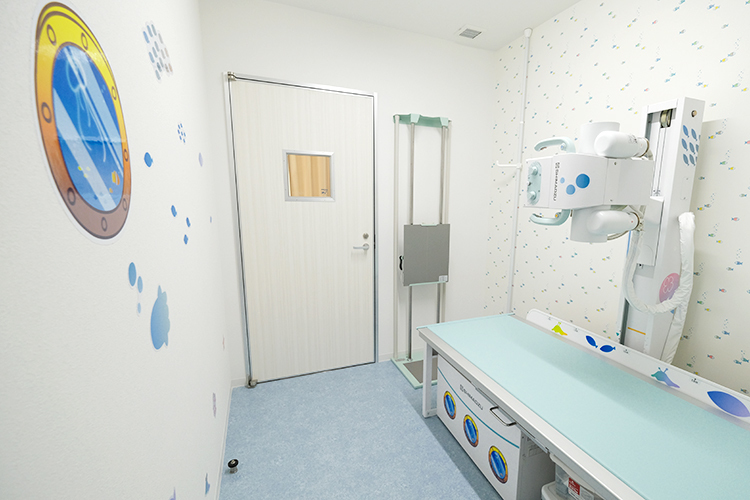 ひさとみこどもクリニック 大阪市天王寺区 部屋ごとに異なる壁紙の色や柄