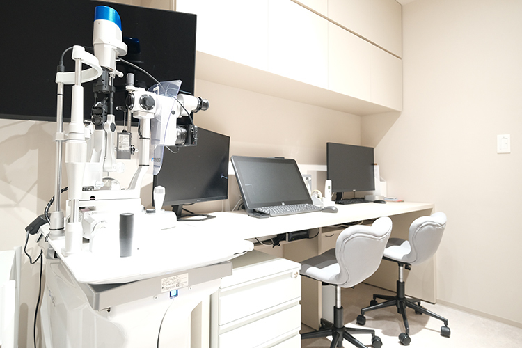 明神まぶたのクリニック 福岡市博多区 各種検査機器もそろえている