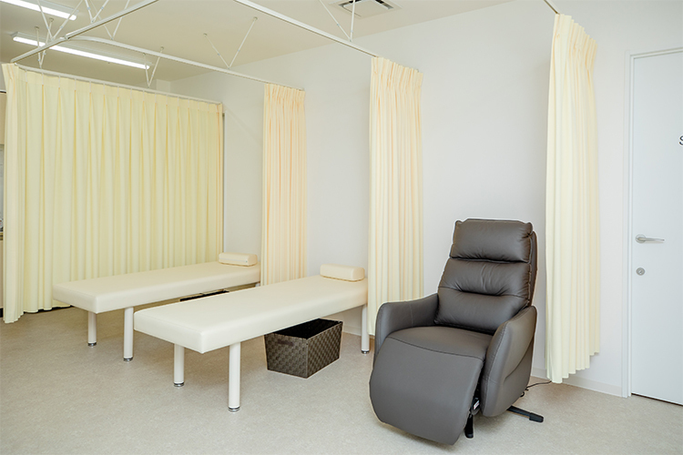 みしま内科・糖尿病クリニック 泉大津市 カーテンで区切られ、プライバシーにも配慮した処置室