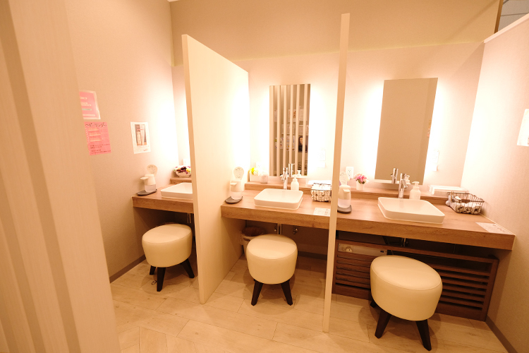 SUHADA CLINIC きじま皮フ科逆瀬川本院 宝塚市 施術後メイク直しが出来るよう、パウダールームも完備