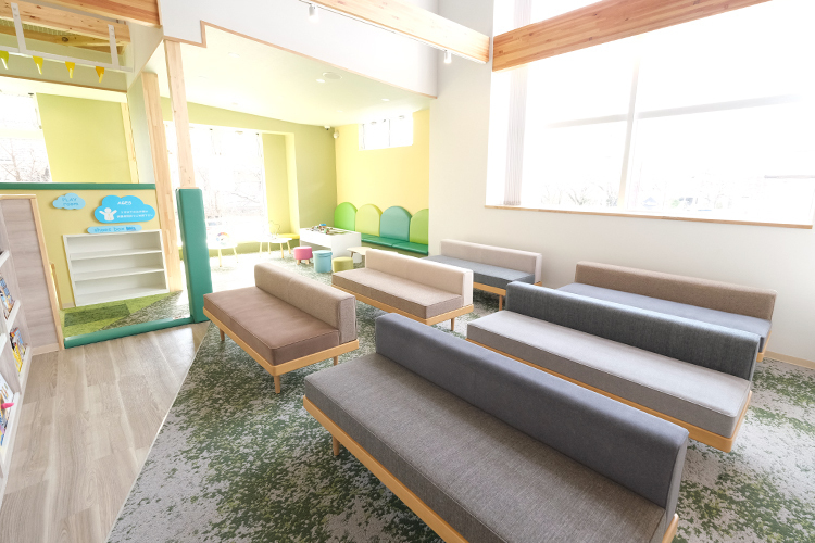 アゲート小児矯正歯科 豊田市 開放感のある待合室