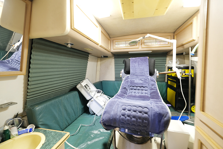 歯科室 青山 中央区 天然歯の価値を尊重しつつ、院長が丁寧に調整していく