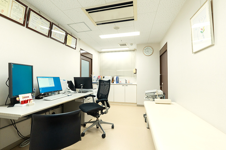 栄エンゼルクリニック 名古屋市中区 内科外来は、水野院長、中村副院長、増井先生の3人が担当する