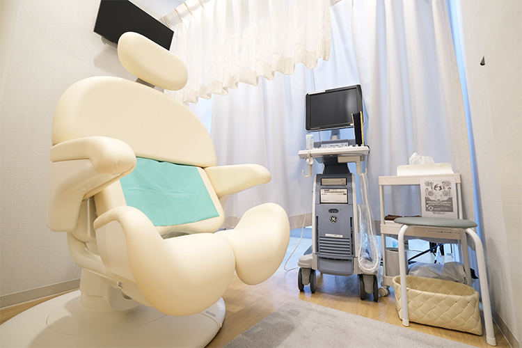 シナモンウィメンズクリニック吉祥寺 武蔵野市 内診室。患者に寄り添い、不安要素を少しでも緩和する