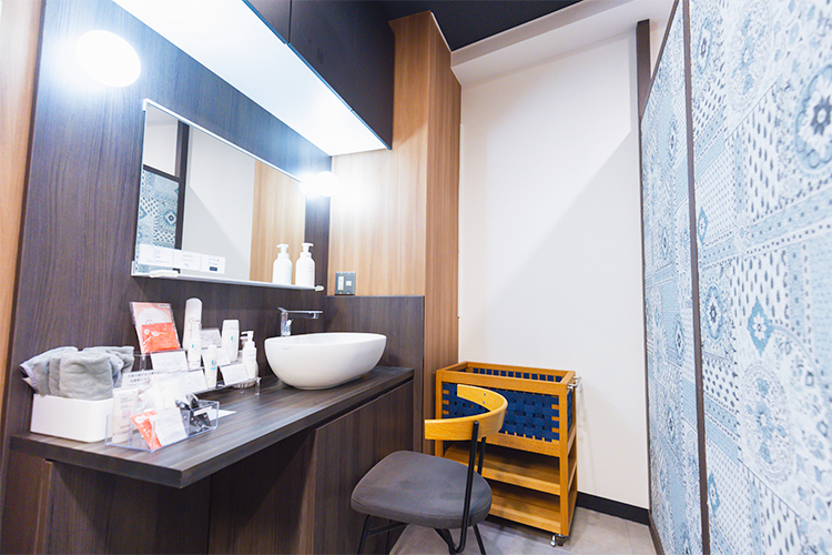 渋谷リリー皮膚科クリニック 渋谷区 メイク直しのためのきれいなパウダールームも備える