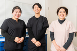 たかばたけ歯科クリニック 奈良市 笑顔が明るいスタッフたち。連携しながら患者の健康を支えている
