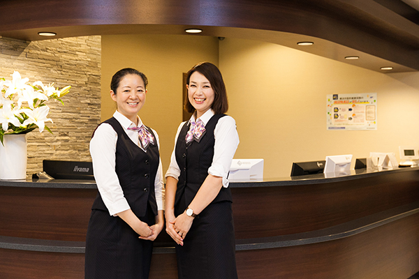大倉山脳神経外科クリニック 横浜市港北区 受付、明るい笑顔でスタッフが対応してくれる