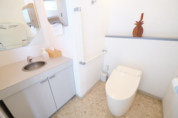 いせき耳鼻咽喉科 藤沢市 トイレにはおむつ交換用のベビーシートを設置