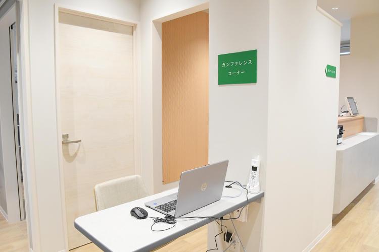 うらやす産婦人科 浦安市 院内にはカンファレンスコーナーを設けている