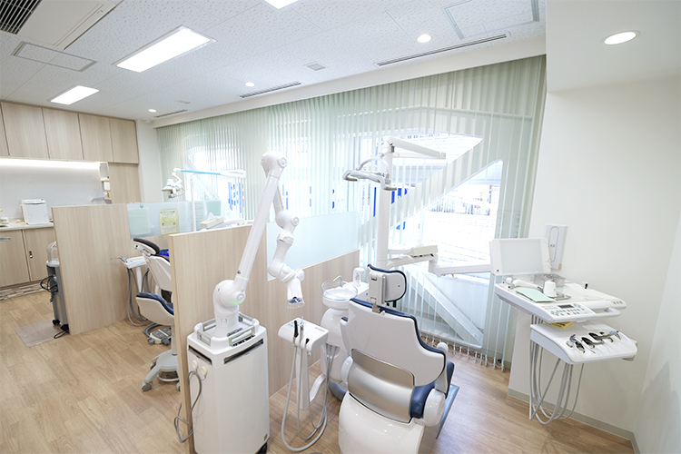 四谷歯科 新宿区 光が差し込み明るく、白と木目で統一された清潔感のある診療室