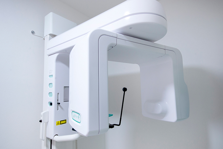 マニーデンタル 世田谷区 精密な診断を行うため歯科用CTも完備