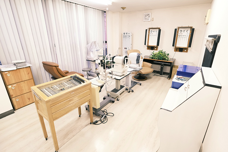 笠井眼科 草加市 見落としがないよう、精密機器を導入している