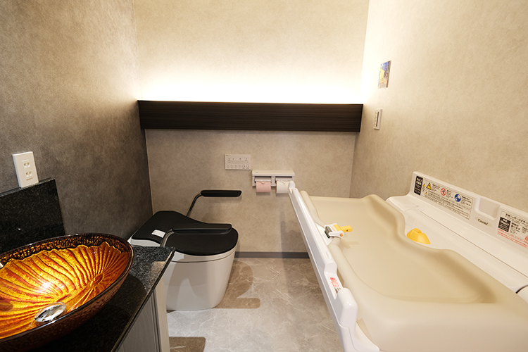 白鳥内科・神経クリニック 荒川区 トイレには、おむつ交換用のベビーシートを設置