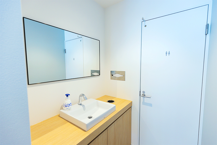 けやき歯科読売ランド前分院 川崎市多摩区 治療後は、広々としたトイレのスペースで身だしなみを整えられる