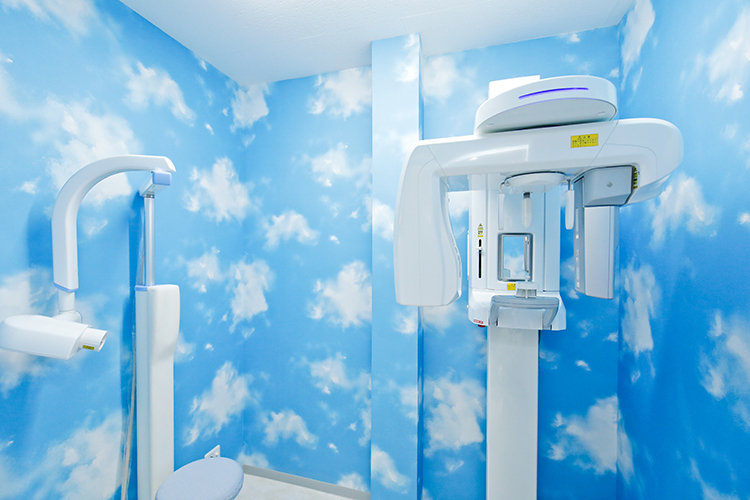大和田駅前朝霧歯科クリニック さいたま市見沼区 かわいい壁紙が印象的なレントゲン室