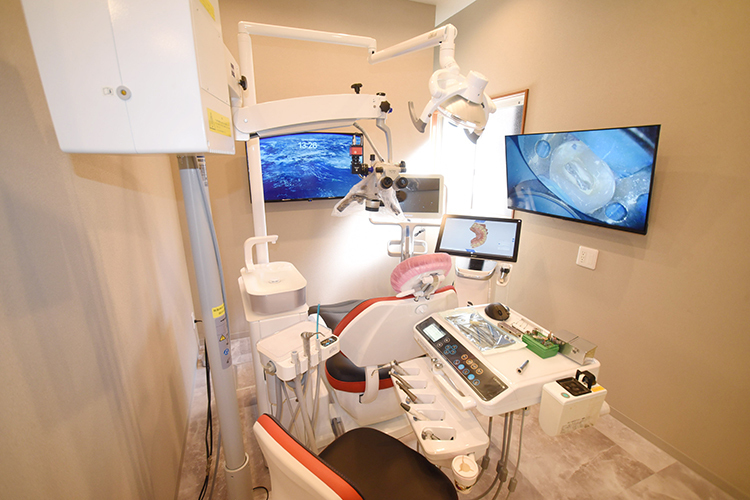 西大寺こじか歯科診療所 奈良市 マイクロスコープや口腔内スキャナーを備えた診療スペース
