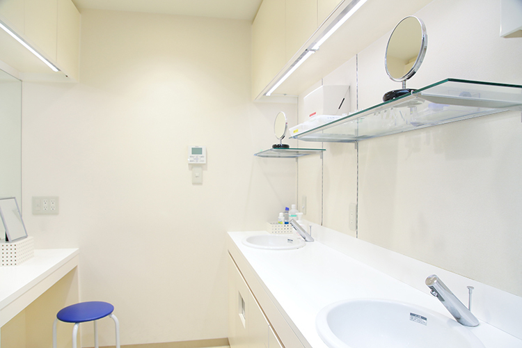 新宿コスモ眼科 新宿区 視能訓練士やコンタクトレンズ処方に詳しいスタッフも在籍