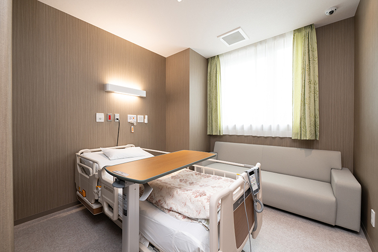 久里浜横井クリニック 横須賀市 3階には、入院設備を用意する。2人部屋と個室を用意する