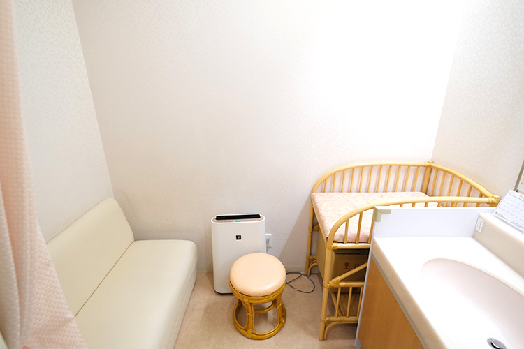 まきファミリークリニック 名古屋市瑞穂区 小さい子どもを連れた人が使えるような部屋も完備