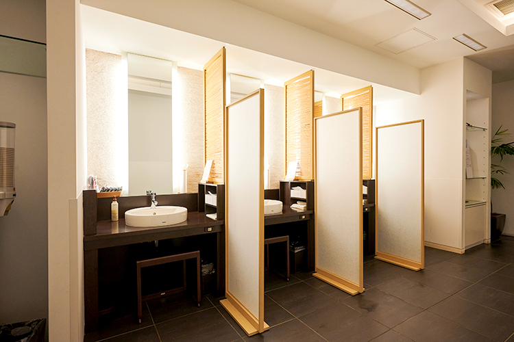 アヴェニュー表参道クリニック 港区 メイク直しのためのきれいなパウダールームも備える