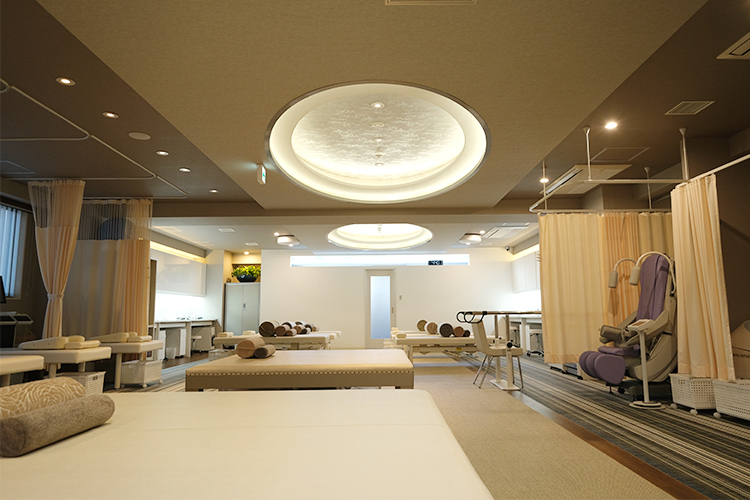 花小金井千賀整形外科 小平市 癒やしの空間が広がるリハビリテーションスペース
