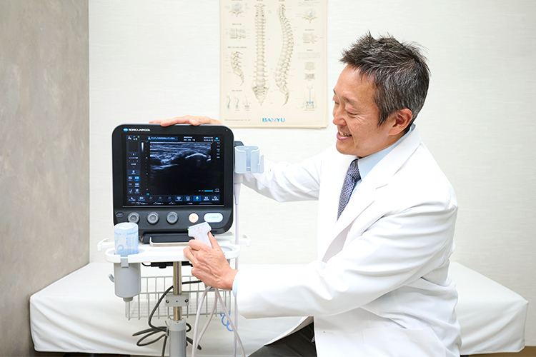 藤田整形外科 武蔵野市 診察室では院長が親身な姿勢で診療にあたる