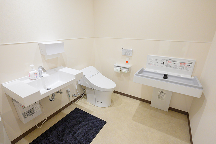 なかさここども成長クリニック 神戸市灘区 広々としたトイレはおむつ交換台も完備