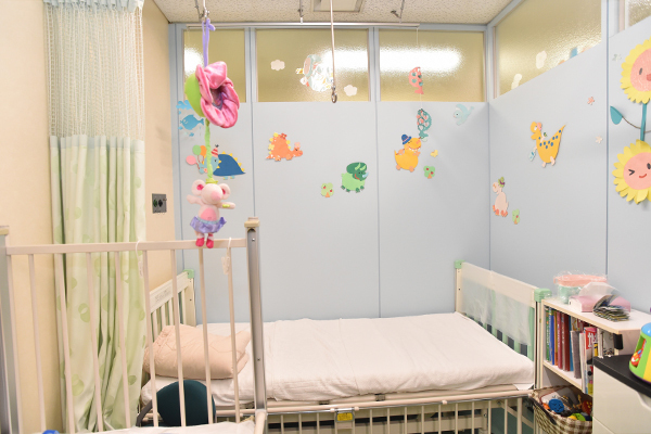 片山キッズクリニック 神戸市灘区 院内は温かみのある手作りの装飾であふれている