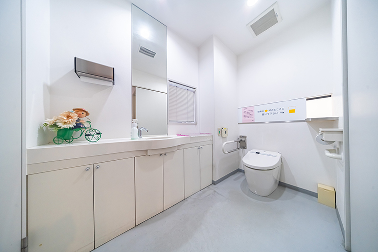 中野間クリニック泌尿器科 八王子市 採尿用のトイレも広く、車いすでも安心