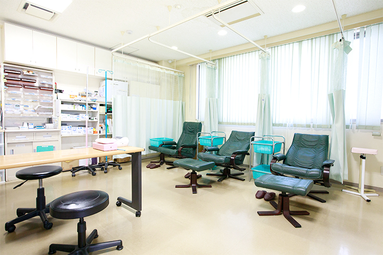 田村胃腸科・内科クリニック 町田市 広々とした処置室。感染対策にも対応