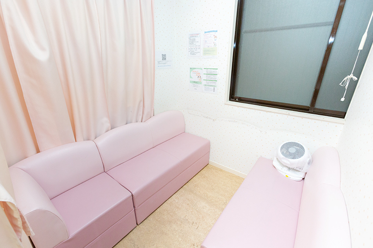 青木内科循環器科小児科クリニック 福岡市西区 かわいらしい色合いの待合室