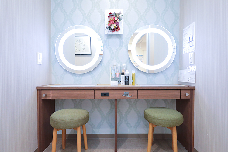 西麻布ヒフ形成外科 港区 治療前の準備や身なりを整えるためのパウダーコーナーも完備