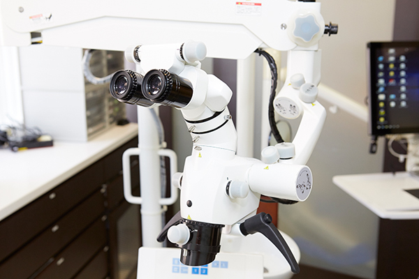 ウカイ歯科クリニック 尼崎市 マイクロスコープによる20倍の視野で患部の確認・治療を行う