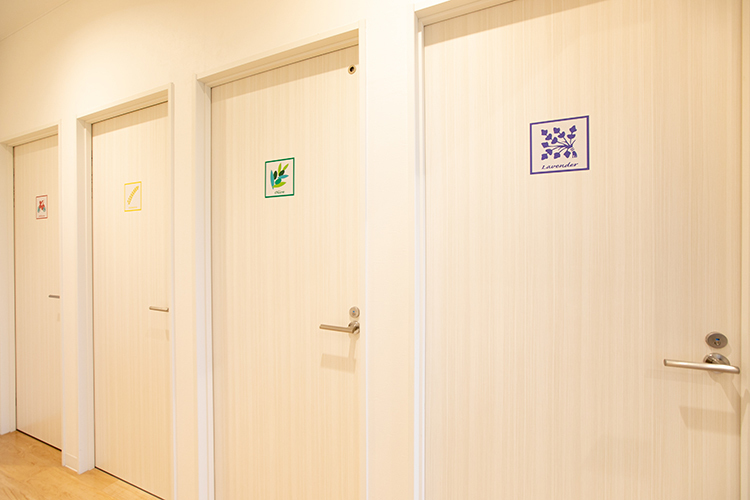 ふかさわ内科・呼吸器内科クリニック 鎌倉市 院内は木の温かみを感じる落ち着いた雰囲気