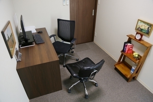 辻堂いなほクリニック　心療内科・精神科 藤沢市 先生の診察室は落ち着いた雰囲気