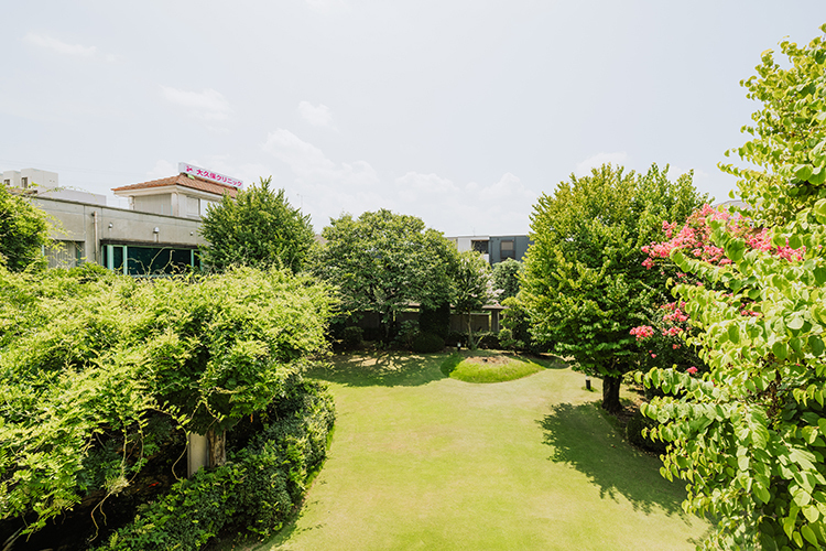 大久保クリニック 吉川市 緑に癒やされる広い中庭