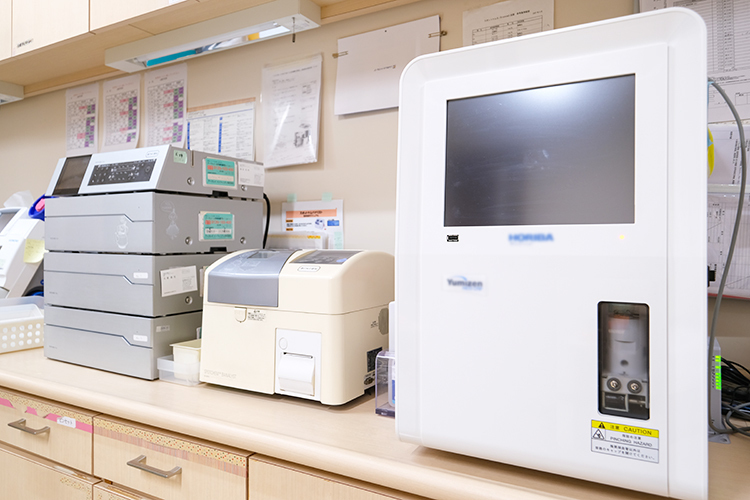 原プレスセンタークリニック 千代田区 血液検査や尿検査の結果がその日に短時間でわかる計測器を導入