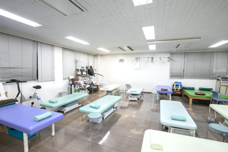 中村博整形外科医院 福岡市南区 広々としたリハビリテーション室でも、全身を診て治療を行う