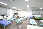 中村博整形外科医院 福岡市南区 広々としたリハビリテーション室でも、全身を診て治療を行う