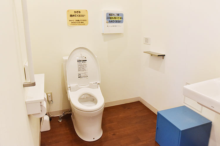 海老名おおくさ泌尿器科クリニック 海老名市 広々とした検尿室