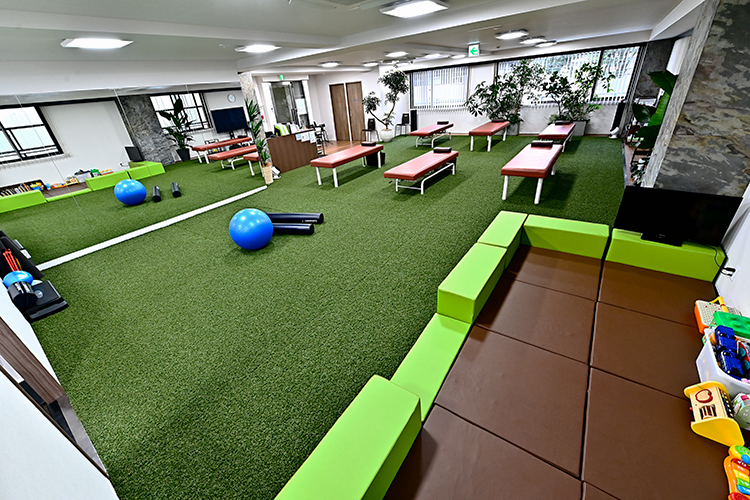 三宿通り整形外科クリニック 世田谷区 膝や腰に負担がかかりにくい、芝生のリハビリテーションルーム