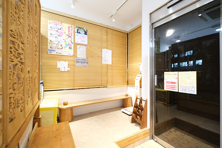 小坂こども元気クリニック 中央区 アットホームで落ち着いた雰囲気の待合室