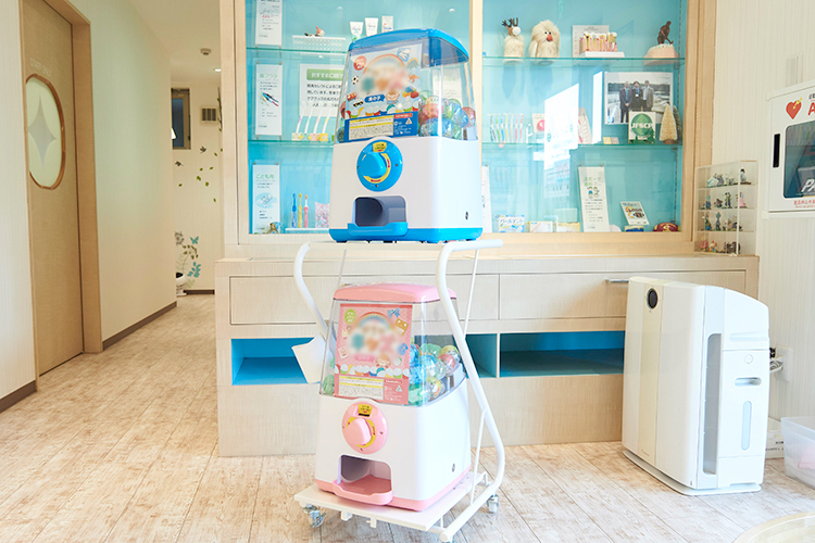 しらかば歯科 武蔵野市 診療が終わった子どもにはカプセルトイのご褒美も