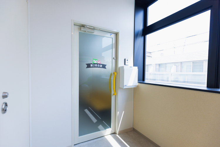 ピースこどもクリニック 大和市 発熱患者用の隔離待合室への入り口は外来とは別に設けられている